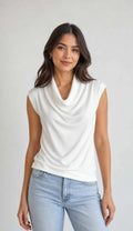 Blusa drapeada manga corta color perla.